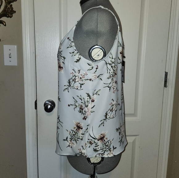 Dynamite blue floral blouse in size Large NWT - Picture 6 of 15